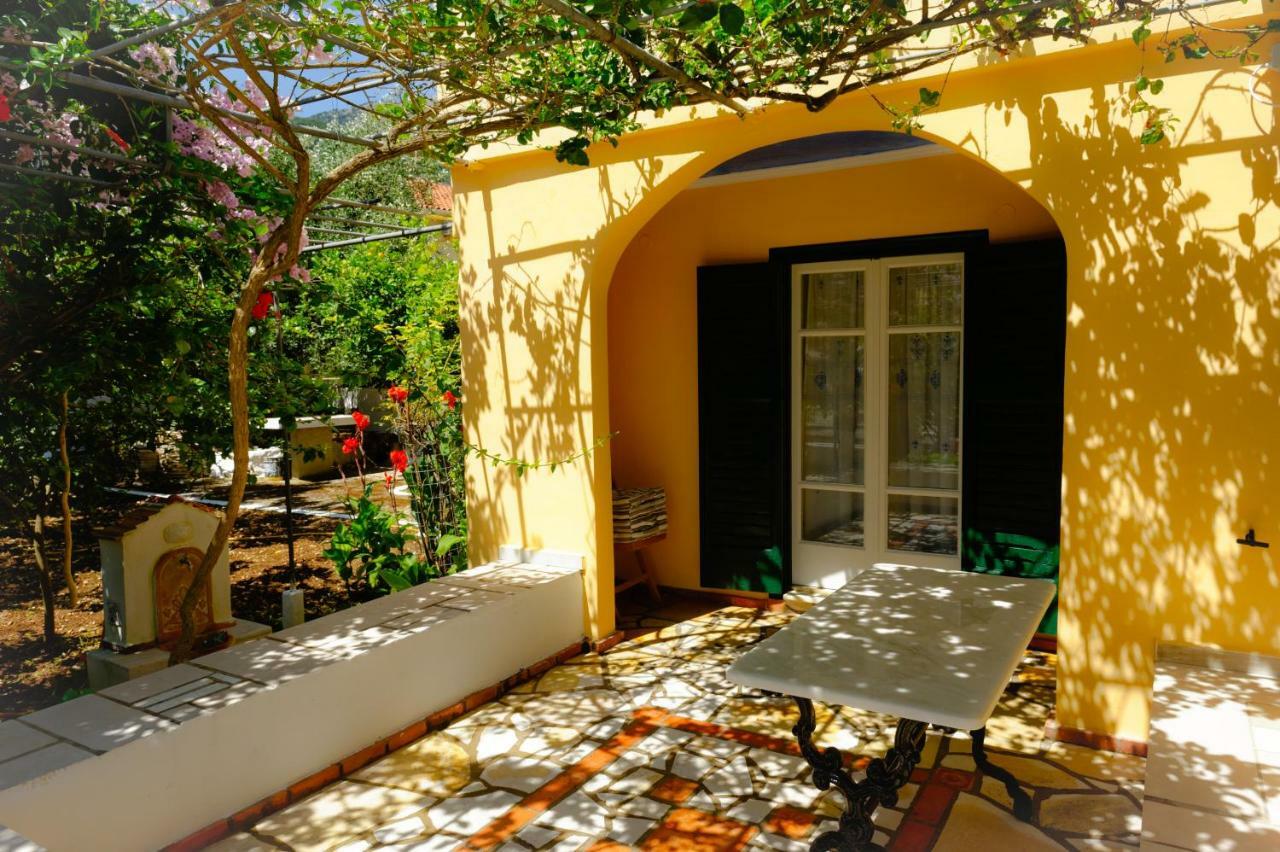 House With Garden Near The Sea Apartment Agia Efimia ภายนอก รูปภาพ